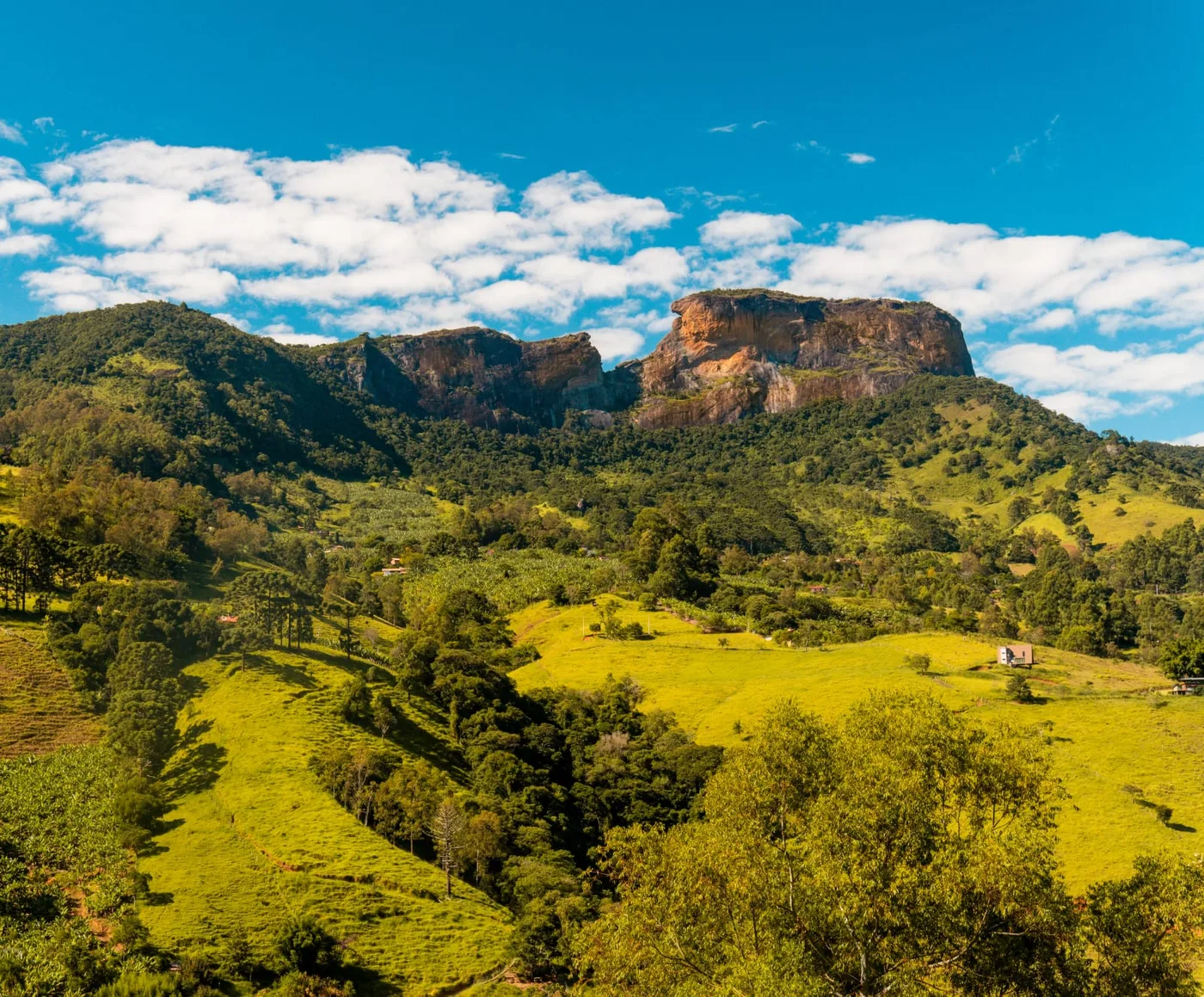 Vista panorâmica da Pedra do Baú e da Serra da Mantiqueira, em dia de céu azul