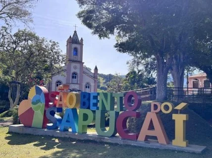 Letreiro e igreja no centro de São Bento do Sapucaí