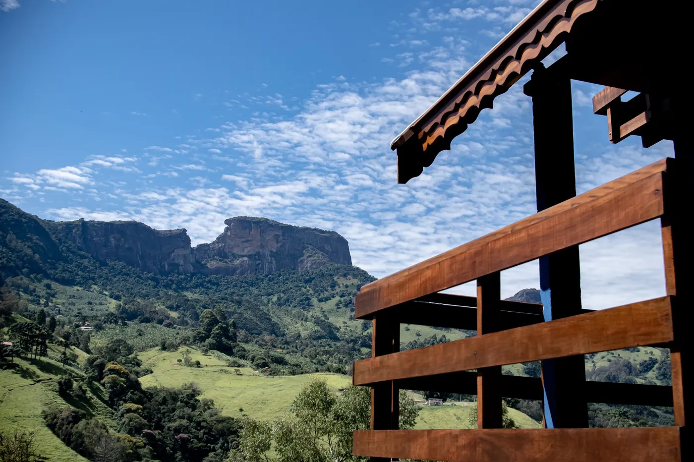 Vista da varanda do chalé, com a Pedra do Baú ao fundo — a paisagem que se vê da propriedade